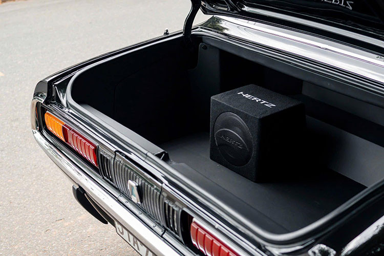 Dưới nắp ca-pô của chiếc xe sedan Toyota Crown đã 52 tuổi này, động cơ nguyên bản được vệ sinh thay thế các phụ tùng cần thiết và sơn lại để giữ tính thẩm mỹ. Toàn bộ hệ thống dây điện cũng được làm lại một cách tỉ mỉ đảm bảo an toàn khi vận hành.