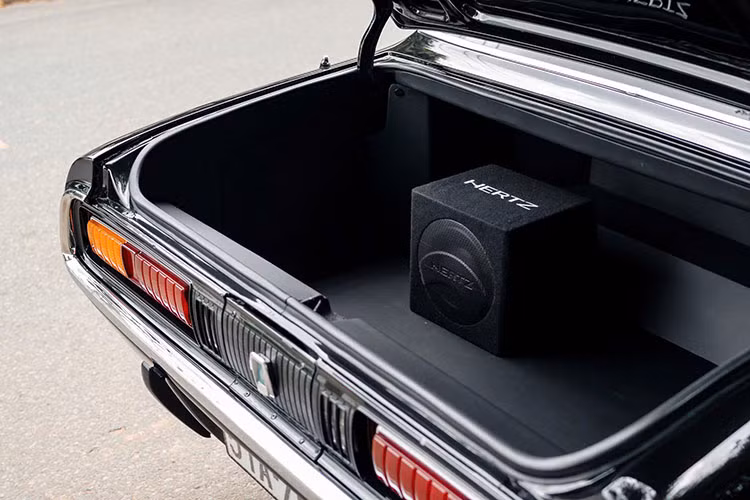 Dưới nắp ca-pô của chiếc xe sedan Toyota Crown đã 52 tuổi này, động cơ nguyên bản được vệ sinh thay thế các phụ tùng cần thiết và sơn lại để giữ tính thẩm mỹ. Toàn bộ hệ thống dây điện cũng được làm lại một cách tỉ mỉ đảm bảo an toàn khi vận hành.