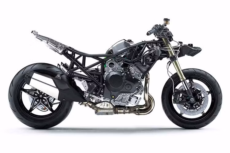 Kawasaki Ninja H2 SX được trang bị động cơ siêu nạp 4 xy-lanh thẳng hàng, dung tích 998 cc. Động cơ này sử dụng piston, nắp xy-lanh, xy-lanh, trục khuỷu, trục cam và bướm ga hoàn toàn mới so với Ninja H2. Động cơ này sản sinh công suất tối đa 197,3 mã lực tại tua máy 11.000 vòng/phút và mô-men xoắn cực đại 137 Nm tại tua máy 9.500 vòng/phút.