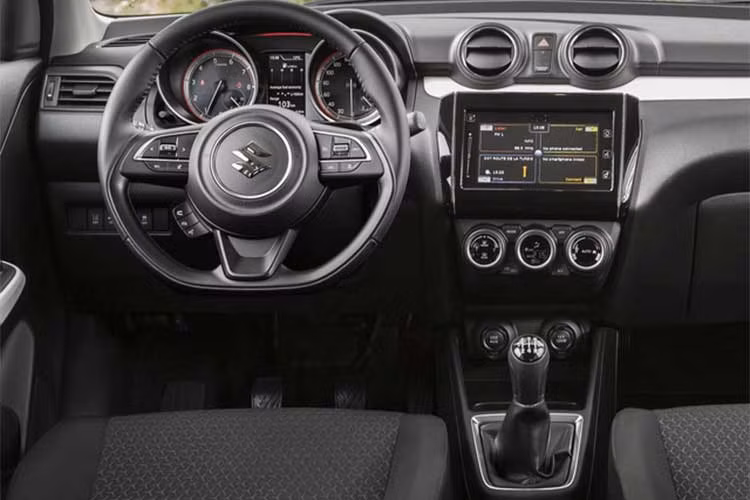 Nội thất của xe cũng được tinh chỉnh lại mang phong cách trẻ trung và hiện đại hơn. Trên cụm đồng hồ là những đường viền màu đỏ nổi bật, vô-lăng đáy phẳng, bộ bàn đạp bằng hợp kim,... Ngoài ra còn có màn hình audio hiển thị kết nối điện thoại qua cổng Bluetooth cùng một màn hình cảm ứng 7 inch và định vị hiển thị bản đồ 3D hỗ trợ thẻ nhớ SD.