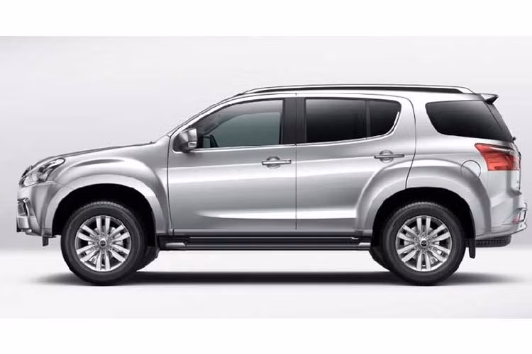 Tổng thể thiết kế bên ngoài của mẫu xe Isuzu mu-X 2018 vẫn giữ nguyên giống như phiên bản cũ, chỉ sửa đổi một số chi tiết như cản trước, cản sau, mâm xe kích thước 18 inch, đèn sương mù mạ crôm và phần lưới tản nhiệt.