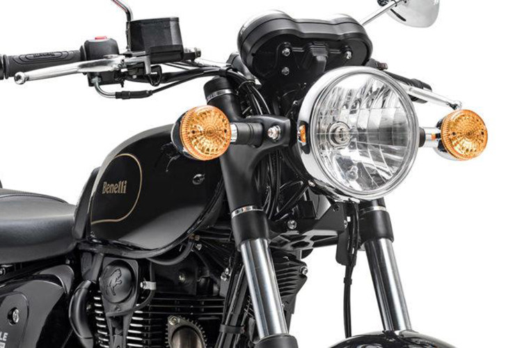 Ngoài thiết kế với kiểu dáng hoài cổ, khá giống với dòng xe đình đám Triumph Bonneville của hãng xe Anh quốc. Benelli Imperiale 400 2019 sởi hữu đèn pha chóa tròn, mang vẻ đẹp như những mẫu xe từ thập niên 70.