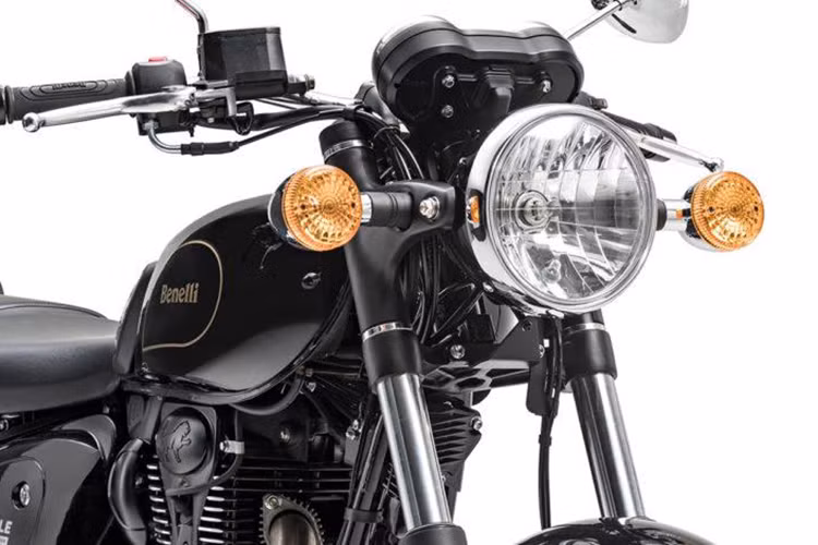 Ngoài thiết kế với kiểu dáng hoài cổ, khá giống với dòng xe đình đám Triumph Bonneville của hãng xe Anh quốc. Benelli Imperiale 400 2019 sởi hữu đèn pha chóa tròn, mang vẻ đẹp như những mẫu xe từ thập niên 70.