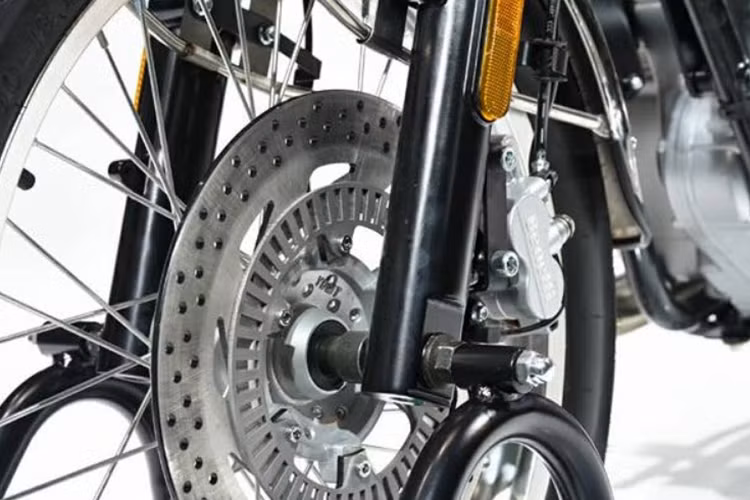 Chiếc xe được trang bị hệ thống phanh đĩa đơn cho cả 2 bánh được tích hợp sẵn ABS, vành nân kèm bánh căm. Ở phía sau, hãng xe máy Benelli cũng tặng kèm cho các khách hàng mua xe một cặp túi chứa đồ bằng vải chống nước có thể tháo rời.