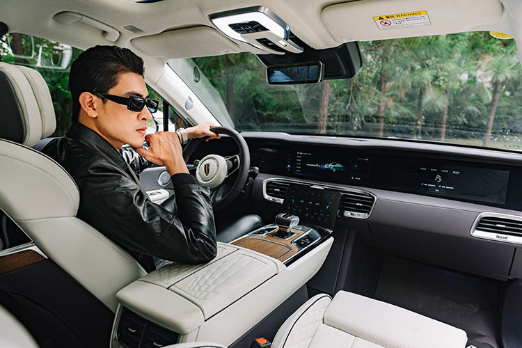 Hongqi E HS9 2022 tại Việt Nam sở hữu thiết kế nội thất sang trọng với da bò nhập khẩu và đường nét thêu tay thủ công, ghế nhiều chức năng, chỉnh điện, massage,... Bên cạnh đó, mẫu SUV thuần điện này cũng được trang bị nhiều tính năng hiện đại mà ít ai ngờ đến.