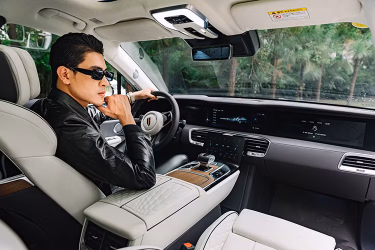 Hongqi E HS9 2022 tại Việt Nam sở hữu thiết kế nội thất sang trọng với da bò nhập khẩu và đường nét thêu tay thủ công, ghế nhiều chức năng, chỉnh điện, massage,... Bên cạnh đó, mẫu SUV thuần điện này cũng được trang bị nhiều tính năng hiện đại mà ít ai ngờ đến.