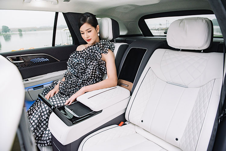 Hongqi gọi chiếc SUV thuần điện của mình là “Full-Size Smart Electric SUV”, và tính “smart” của chiếc xe được thể hiện trọn vẹn ở trong khoang nội thất khi có tới 7 màn hình giúp hành khách điều khiển mọi chức năng của chiếc xe mà không cần đến các phím vật lý thông thường.