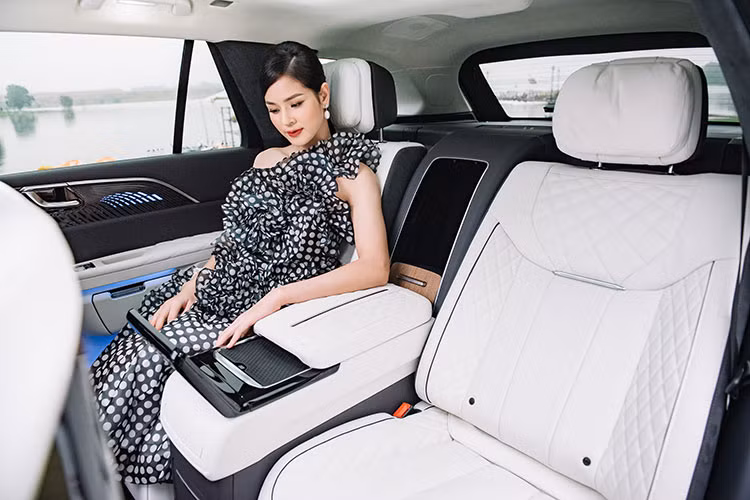 Hongqi gọi chiếc SUV thuần điện của mình là “Full-Size Smart Electric SUV”, và tính “smart” của chiếc xe được thể hiện trọn vẹn ở trong khoang nội thất khi có tới 7 màn hình giúp hành khách điều khiển mọi chức năng của chiếc xe mà không cần đến các phím vật lý thông thường.
