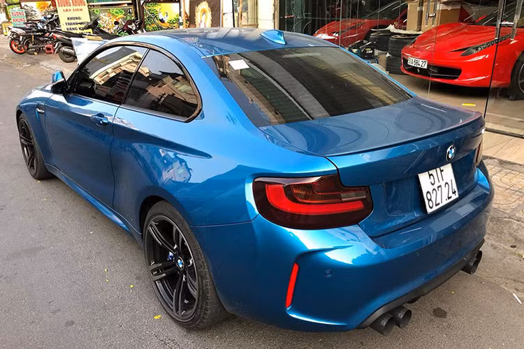 Ngoài ra, mẫu xe thể thao này đã được chủ nhân cũ của nó độ lại động cơ, ống xả cùng với một số chi tiết... với những đồ chơi "hàng hiệu" được trang bị thêm - tổng chi phí phụ kiện này ước tính lên đến khoảng 20.000 USD (tương đương khoảng 455 triệu đồng).