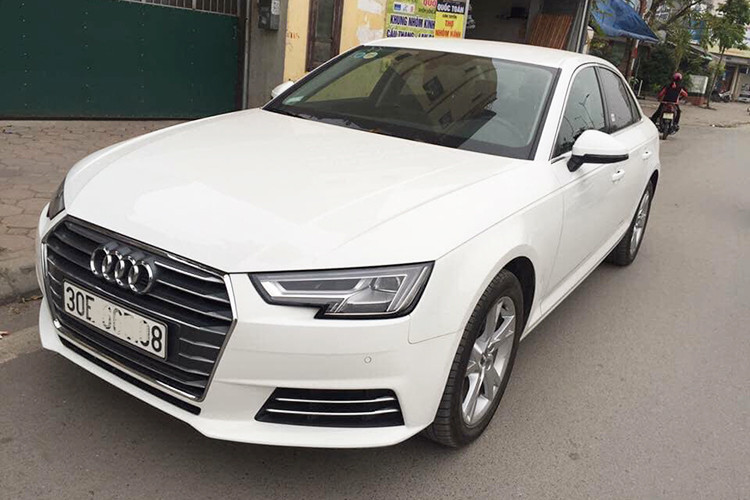 Mẫu xe sang Audi A4 thế hệ hiện hành được Audi Việt Nam giới thiệu ra thị trường lần đầu vào năm 2015. Phiên bản Audi A4 2016 so với thế hệ trước vẫn sở hữu thiết kế với "phom" cũ. Nói cách khác, chiếc xe không có một sự "đột phá" hoàn toàn về thiết kế, thay vào đó chỉ có kiểu dáng "tiến hóa" từ thế hệ trước.