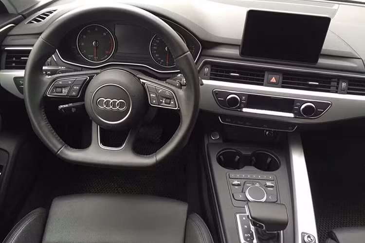 Bên trong nội thất Audi A4 2016 nổi bật với bảng đồng hồ 12,3 inch phía sau vô-lăng hiển thị đầy đủ thông tin cùng hệ thống giải trí bao gồm màn hình cảm ứng 7-inch với độ phân giải 800 x 480 pixel, hệ thống âm thanh Bang &amp; Olufsen với công nghệ âm thanh 3D và máy tính bảng Audi cho ghế phía sau.