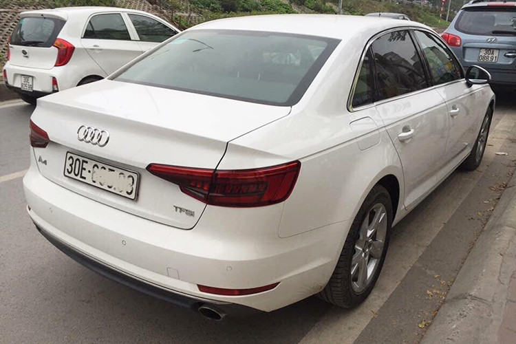 Nếu như tính cả chi phí đăng kí và ra biển trắng Hà Nội, giá xe Audi A4 2016 khoảng 1,87 tỷ đồng. Trên thị trường xe cũ hiện nay, một chiếc Audi A4 đời 2016 đang được rao bán lại với giá 1,4 tỷ đồng sau khi đã lăn bánh khoảng 30.000 km. Như vậy, chủ nhân của xe đã chịu khấu hao khoảng 470 triệu đồng sau gần 2 năm sử dụng.