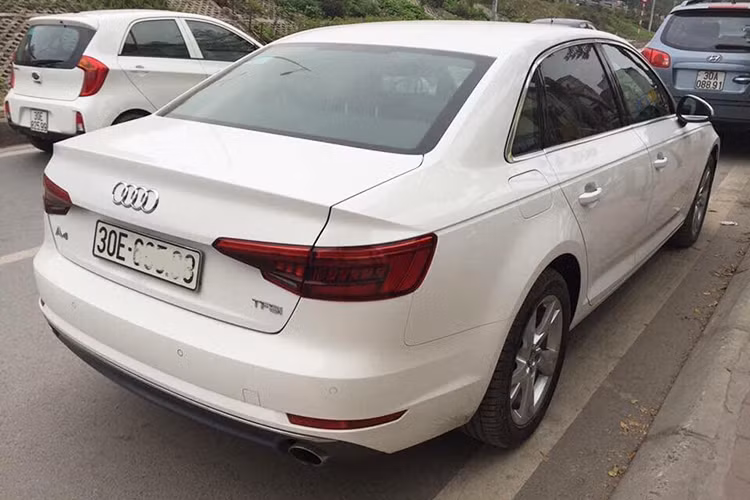 Nếu như tính cả chi phí đăng kí và ra biển trắng Hà Nội, giá xe Audi A4 2016 khoảng 1,87 tỷ đồng. Trên thị trường xe cũ hiện nay, một chiếc Audi A4 đời 2016 đang được rao bán lại với giá 1,4 tỷ đồng sau khi đã lăn bánh khoảng 30.000 km. Như vậy, chủ nhân của xe đã chịu khấu hao khoảng 470 triệu đồng sau gần 2 năm sử dụng.
