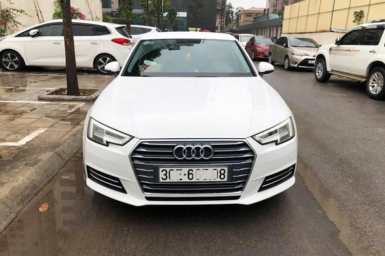 Với tầm tiền khoảng hơn 1,4 tỷ đồng, khách hàng Việt có thể lựa chọn 1 chiếc Mercedes-Benz C200 mới cứng có giá 1,49 tỷ đồng hay BMW 320i tiêu chuẩn mới 100% có giá 1,319 tỷ đồng. Phiên bản tiêu chuẩn của Audi A4 2016 được bán chính hãng tại Việt Nam với giá từ 1,65 tỷ đồng (chưa gồm thuế và phí ra biển).