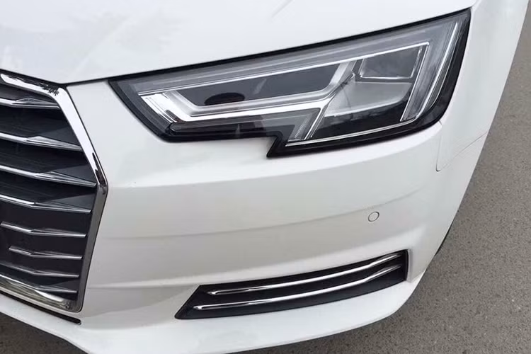 Dù trông khá giống thế hệ cũ nhưng trên thực tế A4 có các kích thước dài x rộng lần lượt lớn hơn 25 và 16 mm. Nhờ đó, chiếc xe có cabin và khoang chứa đồ rộng hơn hẳn. X nhẹ hơn tới 120 kg so với thế hẹ cũ nhờ vào cấu trúc thân xe hoàn toàn mới, sử dụng các vật liệu chất lượng cao và nhẹ như nhôm, hay thép rèn lạnh.