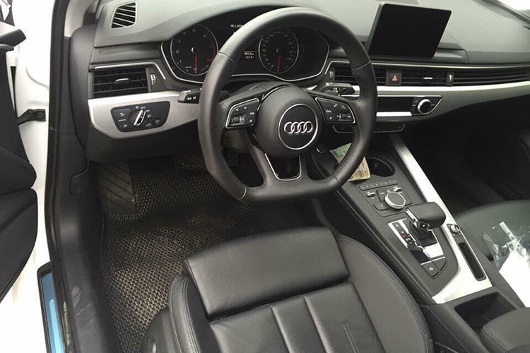 Ghế ngồi trên A4 thế hệ mới còn được bọc da cao cấp, hàng ghế trước chỉnh điện. Vô-lăng của xe có thiết kế ba chấu thể thao đa chức năng với đáy phẳng với các phím chức năng đa dụng. Cụm điều khiển đặt giữa hàng ghế trước có thiết kế gọn gàng. Cần số đặc trưng của Audi, phanh tay điện tử, cụm điều chỉnh màn hình giải trí...