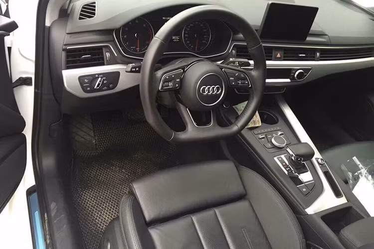 Ghế ngồi trên A4 thế hệ mới còn được bọc da cao cấp, hàng ghế trước chỉnh điện. Vô-lăng của xe có thiết kế ba chấu thể thao đa chức năng với đáy phẳng với các phím chức năng đa dụng. Cụm điều khiển đặt giữa hàng ghế trước có thiết kế gọn gàng. Cần số đặc trưng của Audi, phanh tay điện tử, cụm điều chỉnh màn hình giải trí...
