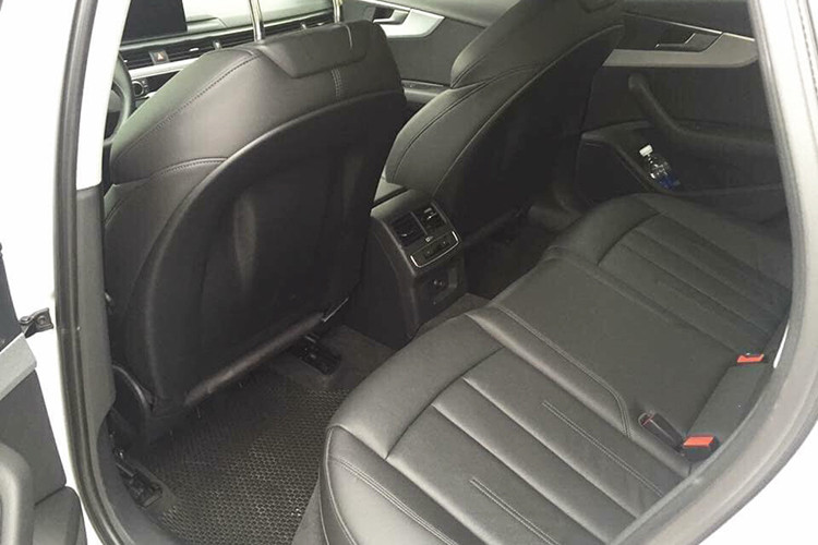 Audi A4 được trang bị khối động cơ xăng 2.0L TFSI sản sinh công suất tối đa 190 mã lực, mô-men xoắn cực đại 320 Nm, hệ thống turbo sẽ giúp duy trì mô-men xoắn cao trên dải rộng vòng tua máy. Mức tiêu hao nhiên liệu của xe ở mức 4,9L/100km. Xe được trang bị hộp số 7 cấp S-tronic.