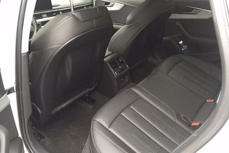 Audi A4 được trang bị khối động cơ xăng 2.0L TFSI sản sinh công suất tối đa 190 mã lực, mô-men xoắn cực đại 320 Nm, hệ thống turbo sẽ giúp duy trì mô-men xoắn cao trên dải rộng vòng tua máy. Mức tiêu hao nhiên liệu của xe ở mức 4,9L/100km. Xe được trang bị hộp số 7 cấp S-tronic.