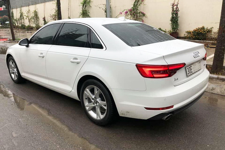 Mẫu xe sang Audi A4 tại Việt Nam sở hữu thiết kế cứng cáp và khoẻ khoắn hơn nhờ lưới tản nhiệt 7 nan ngang làm từ kim loại mạ chrome, đèn pha sắc nét sử dụng công nghệ LED. Phiên bản tiêu chuẩn được trang bị bộ mâm 17 inch 5 chấu kép có thiết kế ấn tượng. Gương chiếu hậu chỉnh điện tích hợp dải đèn LED báo rẽ.