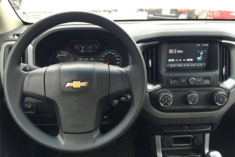 Phiên bản Chevrolet Colorado 2.5 4×2 AT LT sẽ được trang bị động cơ diesel tiêu chuẩn Euro 4, dung tích 2,5 lít, công suất 161 mã lực và mô-men xoắn 380 Nm. Hệ dẫn động cầu sau. Trang bị an toàn có hỗ trợ phanh (ABS, EBD) và 2 túi khí, nhưng không có cân bằng điện tử.