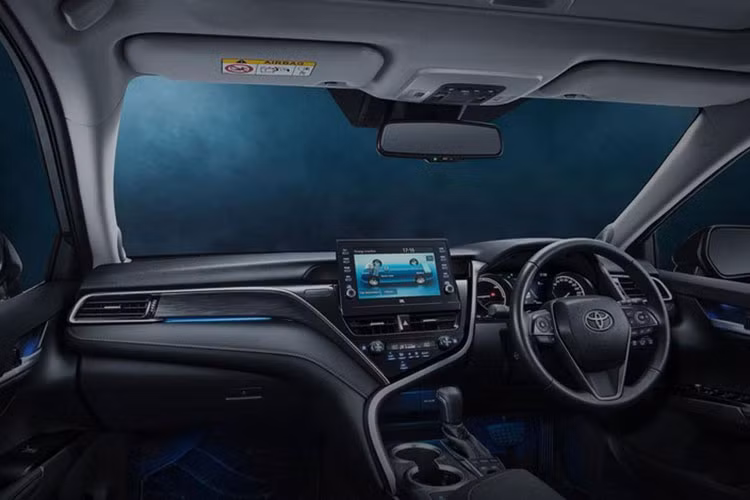 Nội thất của Toyota Camry Hybrid 2022 chỉ thay đổi ở một số chi tiết như màn hình thông tin giải trí dạng cảm ứng 9 inch mới, nằm độc lập trên mặt táp-lô. Bên cạnh đó là những chi tiết ốp gỗ màu tối làm điểm nhấn cho nội thất. Ngoài ra, Camry Hybrid 2022 tại thị trường Indonesia còn được bổ sung hệ thống lọc không khí với NanoE và hệ thống âm thanh JBL tiêu chuẩn mới.