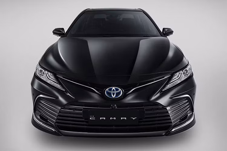 Tương tự bản Mỹ và châu Âu, Toyota Camry Hybrid 2022 tại Indonesia cũng được bổ sung thiết kế đầu xe mới với hốc gió trung tâm cỡ lớn, tách biệt rõ ràng hơn với cản trước. Hốc gió này đi kèm nan nằm ngang màu đen hoặc xám, kéo dài sang hai bên. Bao quanh hốc gió trung tâm này là đường viền hình chữ C dày dặn và có màu tối. Ngoài ra, nằm hai bên hốc gió trung tâm còn có cặp đèn sương mù trước khá nhỏ.