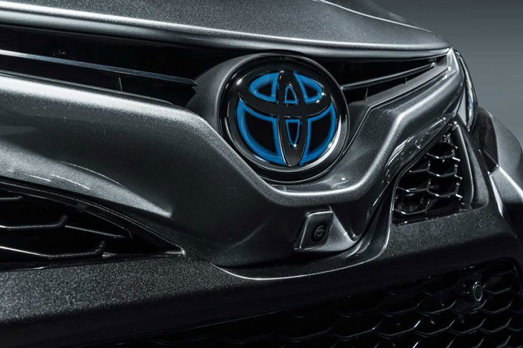 Ngoài ra, Toyota Camry Hybrid 2022 tại Indonesia còn được bổ sung bộ vành la-zăng mới với thiết kế phối 2 màu trông thể thao hơn trước. Đằng sau, mẫu xe này đi kèm cụm đèn hậu cải tiến.