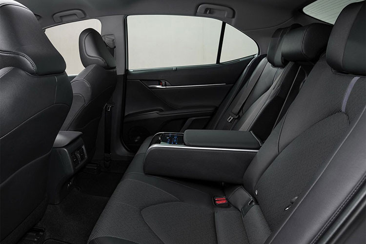 Cuối cùng là tính năng Toyota InTouch mới, cho phép người lái giao tiếp với xe theo thời gian thực. Chẳng những cung cấp thông tin thời gian thực cho người lái, Toyota InTouch còn có thể kết nối với mọi dịch vụ do Toyota Indonesia cung cấp.