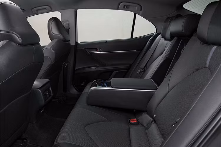 Cuối cùng là tính năng Toyota InTouch mới, cho phép người lái giao tiếp với xe theo thời gian thực. Chẳng những cung cấp thông tin thời gian thực cho người lái, Toyota InTouch còn có thể kết nối với mọi dịch vụ do Toyota Indonesia cung cấp.