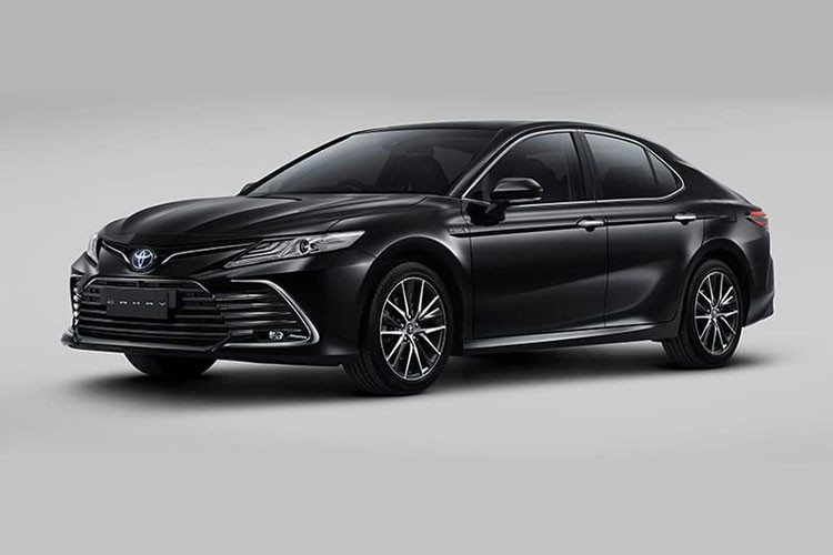 Tuy được nâng cấp đáng kể nhưng giá xe Toyota Camry Hybrid 2022 tại thị trường Indonesia lại giảm xuống còn 767 triệu Rupiah (khoảng 1,22 tỷ đồng). So với phiên bản cũ, xe rẻ hơn 82,5 triệu Rupiah (131,5 triệu đồng).