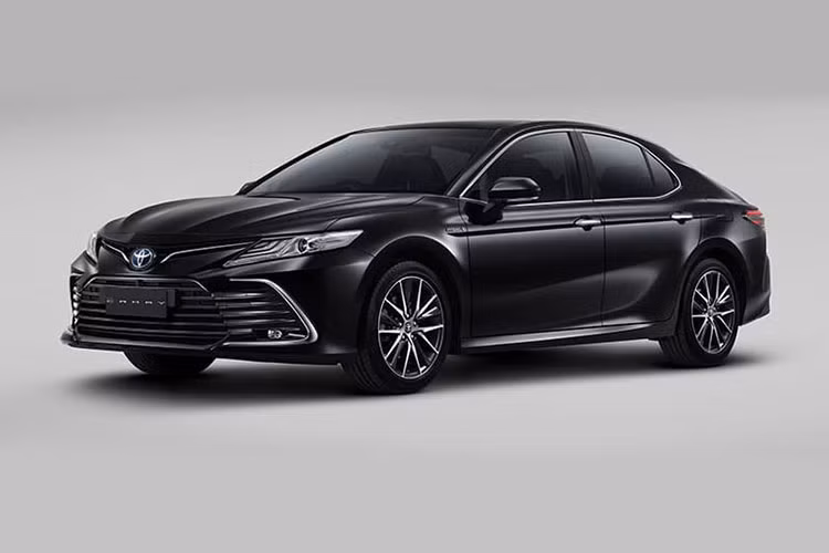 Tuy được nâng cấp đáng kể nhưng giá xe Toyota Camry Hybrid 2022 tại thị trường Indonesia lại giảm xuống còn 767 triệu Rupiah (khoảng 1,22 tỷ đồng). So với phiên bản cũ, xe rẻ hơn 82,5 triệu Rupiah (131,5 triệu đồng).