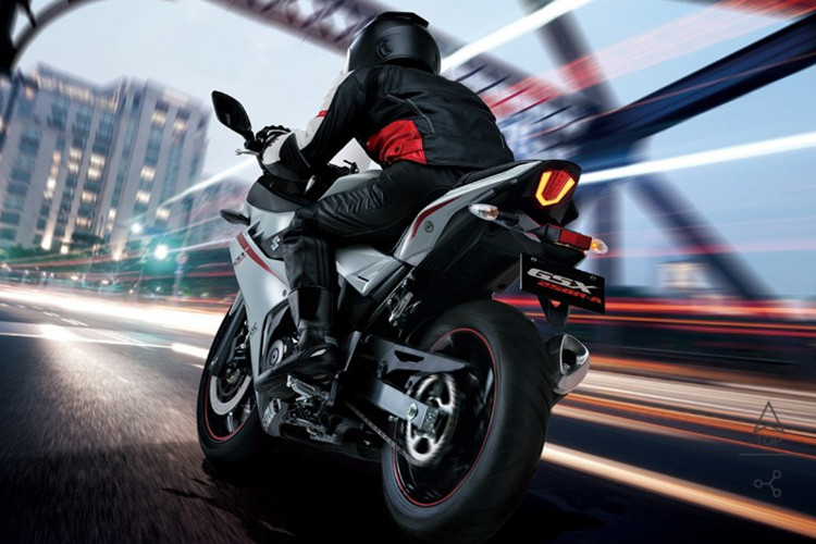 Tại Trung Quốc, mức giá xe Suzuki GSX-250R 2024 được bán ra từ 21.680 nhân dân tệ - (tương đương khoảng 74 triệu đồng). So với chiếc Suzuki Gixxer SF 250 bán tại thị trường Việt Nam, GSX-250R nhỉnh hơn và vượt trội về diện mạo.