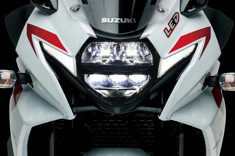 Tuy nhiên thiết kế cụm đèn pha vẫn giữ nguyên kiểu dáng giống như những chiếc GSX-R600 và R750 trước đây hiện đã bị dừng sản xuất hoặc chỉ bán hạn chế ở một số quốc gia.