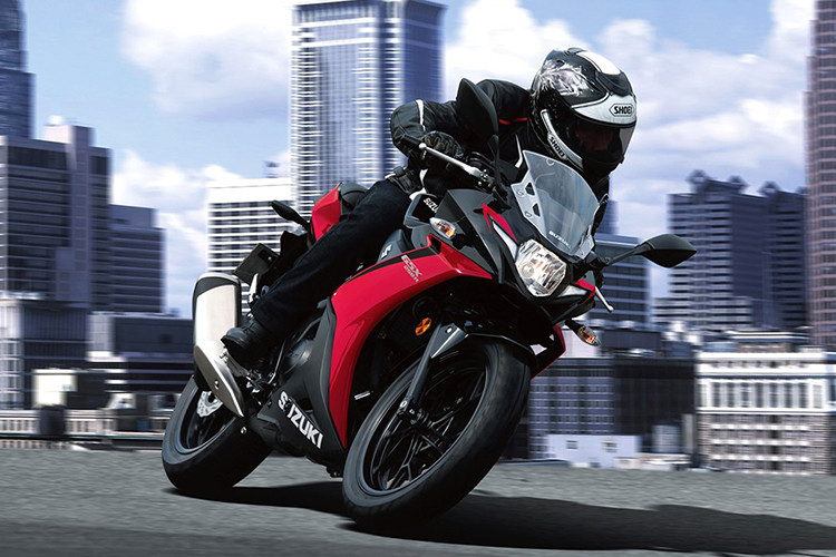 Bù lại sức mạnh động cơ của Gixxer SF 250 sẽ mạnh hơn 1,5HP. Hiện tại, trên trang chủ của Suzuki Việt Nam chiếc Gixxer SF 250 đã không còn được bán ra - có thể do kinh doanh không hiệu quả nên hãng đã tạm dừng phân phối.