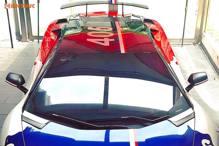 Siêu xe Lamborghini Aventador LP750-4 SV Coupe chỉ có đúng 600 chiếc sản xuất trên toàn thế giới và chỉ mới có 1 chiếc xuất hiện tại Việt Nam. Ngoài ra, một doanh nhân Hà Nội cũng đang sở hữu đúng 1 trong số 500 chiếc siêu xe Lamborghini Aventador LP750-4 SV Roadster.