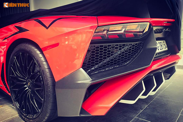 So với phiên bản tiêu chuẩn, Lamborghini Aventador LP750-4 SV nằm trong bộ sưu tập siêu xe của Minh Nhựa có các hốc gió trước thiết kế lại, bên hông xe được trang bị thêm cánh lướt gió mới và đuôi xe có sự thay đổi ở bộ khuếch tán, lưới tản nhiệt, ống xả nhưng đáng kể nhất là cánh lướt gió cố định cỡ lớn bằng sợi carbon.