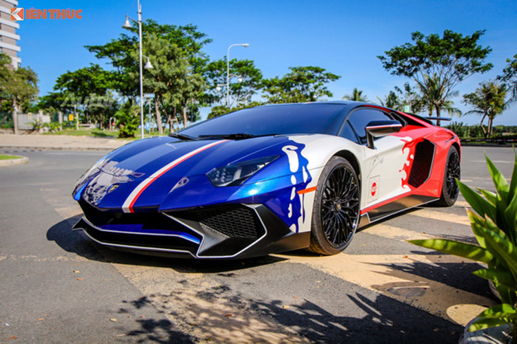 Lamborghini Aventador LP750-4 SV hàng hiếm này có trọng lượng giảm 50 kg so với Lamborghini Aventador LP700-4. Chưa dừng lại ở đó, khối động cơ V12, dung tích 6,5 lít ở bản tiêu chuẩn khi lắp lên siêu xe hàng hiếm Lamborghini Aventador SV đã được tinh chỉnh lại mang đến công suất tối đa lên mức 750 mã lực, tăng thêm 50 mã lực.