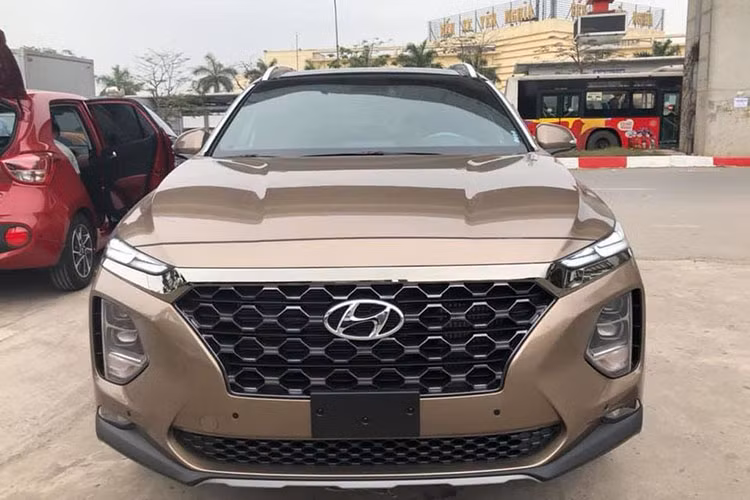 Tuy nhiên, sự xuất hiện của bản dầu đặc biệt không có một số trang bị như kính lái HUD, nhớ ghế,… đã tạo nên luồng dư luận trái chiều. Trả lời cho câu hỏi của truyền thông và người tiêu dùng Việt, Hyundai Thành Công đính chính rằng mẫu xe đó chỉ là hàng mẫu và SantaFe 2019 sẽ được ra mắt thêm 2 phiên bản Premium “full option” như người tiêu dùng Việt mong muốn.