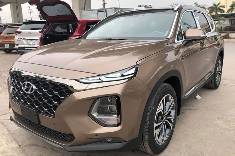 Dẫu vậy, mức giá Hyundai SantaFe Premium 2019 mới trên thực tế vẫn thấp hơn so với trước đây bởi tại thời điểm sau Tết Nguyên Đán, người dùng đặt cọc bản “full-option” này vẫn bị đại lý yêu cầu chi thêm khoảng 50 triệu đồng tiền chênh lệch, hoặc mua phụ kiện.