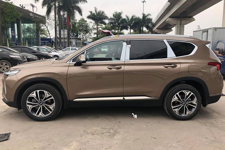Vào thời điểm ra mắt cuối năm ngoái, Hyundai Thành Công thông báo rằng SantaFe 2019 có 4 phiên bản gồm bản tiêu chuẩn và đặc biệt, kèm 2 tùy chọn động cơ xăng hoặc dầu. Tháng 11/2018, Hyundai Thành Công đã cho ra mắt một loạt xe SantaFe mới tại các đại lý và nhanh chóng thu hút sự quan tâm đặc biệt của giới truyền thông cũng như người tiêu dùng.