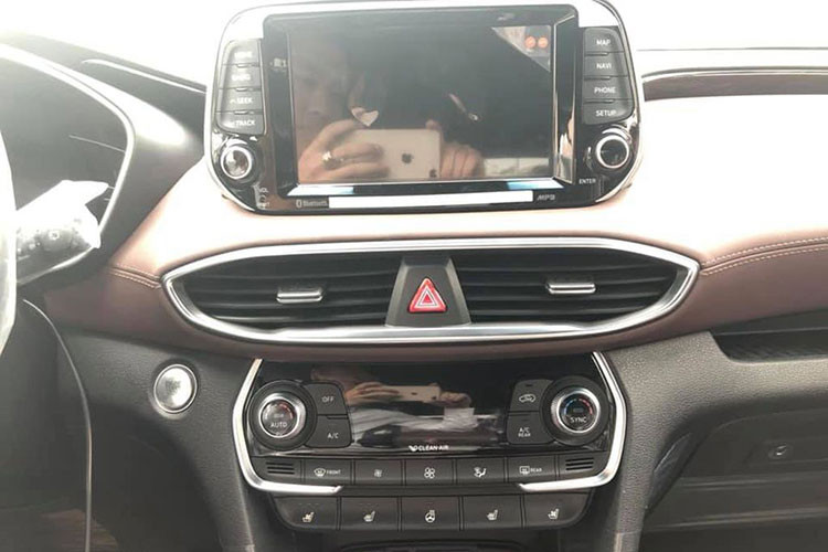 Ngoài ra, trang bị an toàn của bản cao cấp này hơn ở các tính năng hỗ trợ đỗ xe, cảnh báo điểm mù và báo phương tiện cắt ngang, khoá an toàn thông minh, cảnh báo người ngồi sau, phanh đỗ điện tử, gương chống chói và cảm biến xung quanh xe. Bản tiêu chuẩn chỉ có cảm biến lùi.