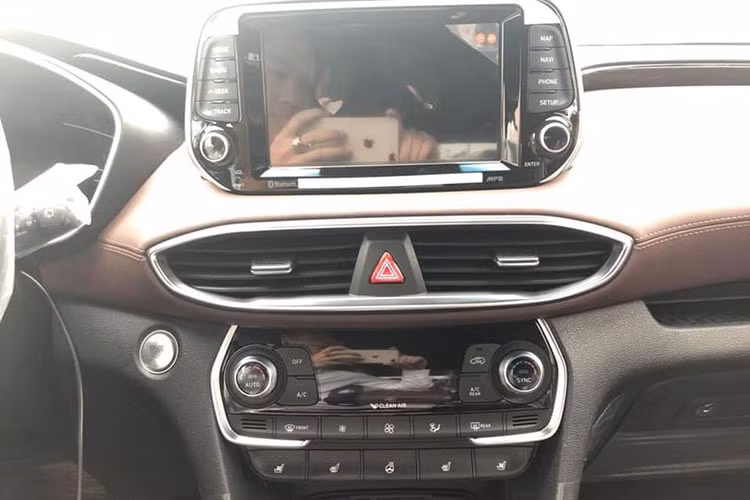 Ngoài ra, trang bị an toàn của bản cao cấp này hơn ở các tính năng hỗ trợ đỗ xe, cảnh báo điểm mù và báo phương tiện cắt ngang, khoá an toàn thông minh, cảnh báo người ngồi sau, phanh đỗ điện tử, gương chống chói và cảm biến xung quanh xe. Bản tiêu chuẩn chỉ có cảm biến lùi.