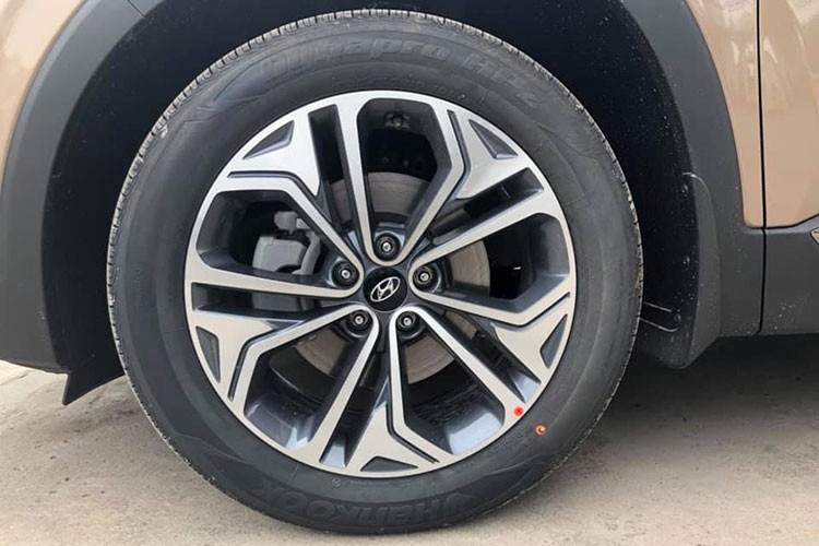 Với thiết kế ngoại thất không thay đổi so với phiên bản đang bán ra tại Nam. Tuy nhiên, với những mong đợi của khách hàng Việt Nam - Hyundai SantaFe 2019 bản Premium sở hữu nhiều trang bị hấp dẫn hơn hẳn.