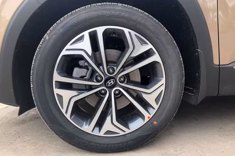 Với thiết kế ngoại thất không thay đổi so với phiên bản đang bán ra tại Nam. Tuy nhiên, với những mong đợi của khách hàng Việt Nam - Hyundai SantaFe 2019 bản Premium sở hữu nhiều trang bị hấp dẫn hơn hẳn.