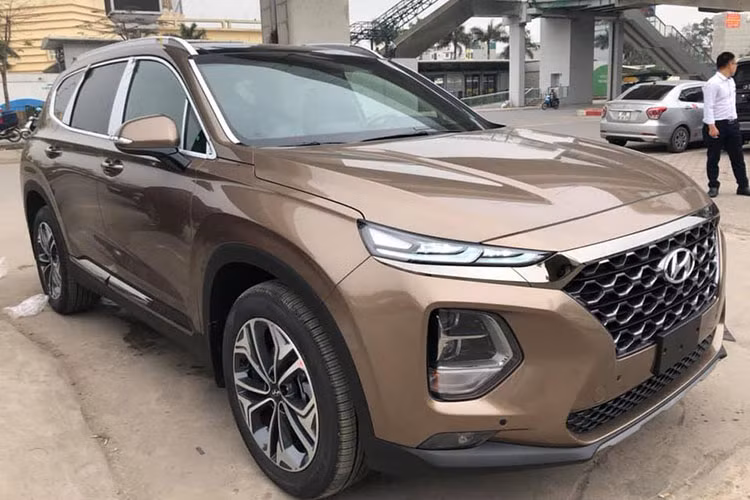 Đúng theo lịch dự kiến trước đó, mới đây những chiếc Hyundai SantaFe 2019 mới Premium đã về tới đại lý để chuẩn bị bán ra trong tháng 4/2019 này. Như vậy, thế hệ mới của mẫu SUV 7 chỗ Hàn Quốc đã đầy đủ tất cả các phiên bản để phục vụ nhu cầu của người dùng Việt.