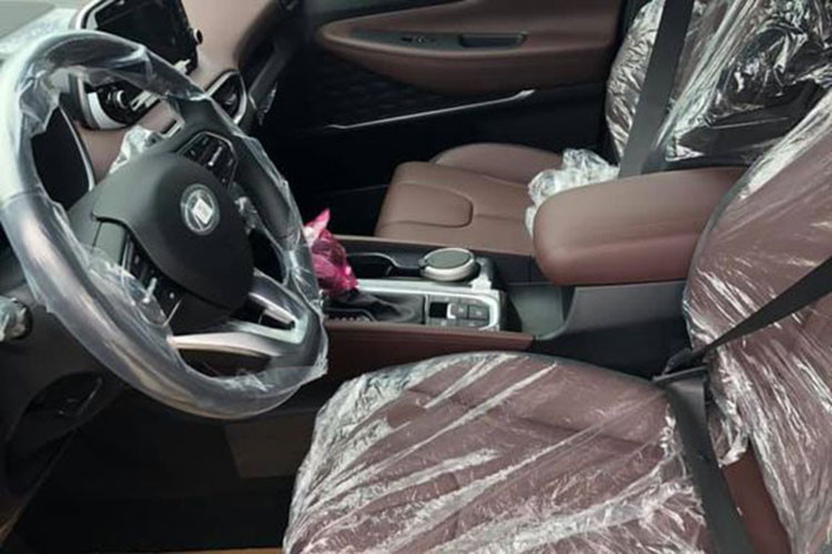 Trang bị an toàn trên xe cũng tương tự bản cao cấp, hơn bản tiêu chuẩn ở các tính năng hỗ trợ đỗ xe, cảnh báo điểm mù và báo phương tiện cắt ngang, khoá an toàn thông minh, cảnh báo người ngồi sau, phanh đỗ điện tử, gương chống chói và cảm biến trước/sau...