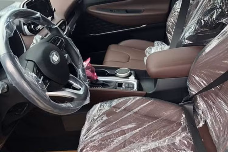 Trang bị an toàn trên xe cũng tương tự bản cao cấp, hơn bản tiêu chuẩn ở các tính năng hỗ trợ đỗ xe, cảnh báo điểm mù và báo phương tiện cắt ngang, khoá an toàn thông minh, cảnh báo người ngồi sau, phanh đỗ điện tử, gương chống chói và cảm biến trước/sau...