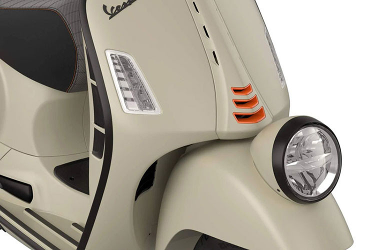 Nét hiện đại của mẫu xe tay ga thể thao Vespa GTV 2023 mới thể hiện ở việc cụm đèn pha giờ đây hoàn toàn là đèn LED, bao gồm cả đèn pha thấp đặc trưng.