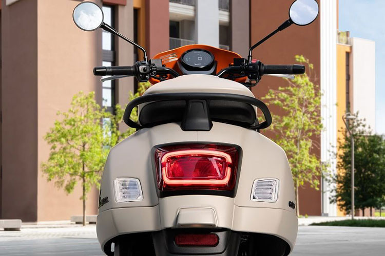 Vespa GTV 2023 trang bị hệ thống khóa thông minh Smartkey, cho phép người dùng khởi động mà không cần cắm chìa truyền thống. Ổ khóa kiểu cổ điển được thay thế bằng một núm điều khiển tiện dụng bên tay phải. 